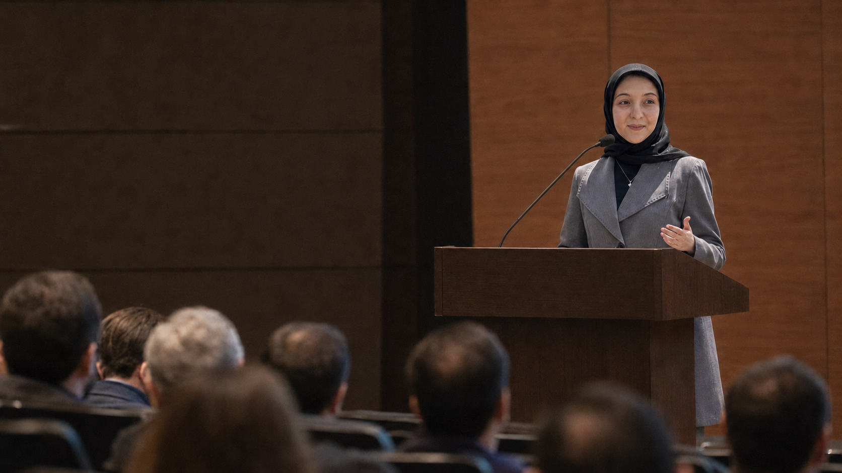هلن قاضی زاده در حال سخنرانی در یک سمینار